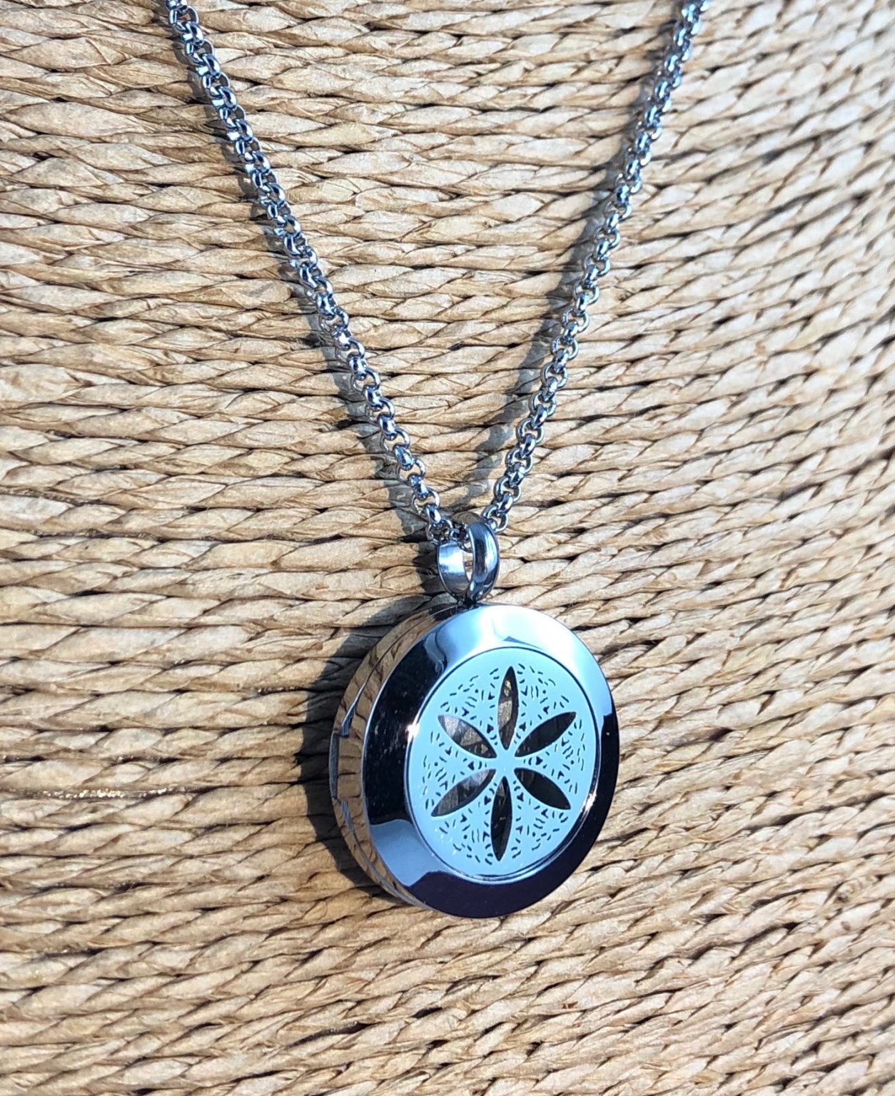 Bijou-diffuseur_Petite-Fleur-du-temps_huiles-essentielles_NaturoScents_luxembourg-1254x1536